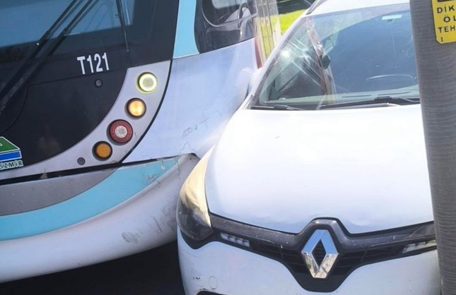 Konak Tramvayı'nda kaza! Seferlerde aksama yaşanıyor