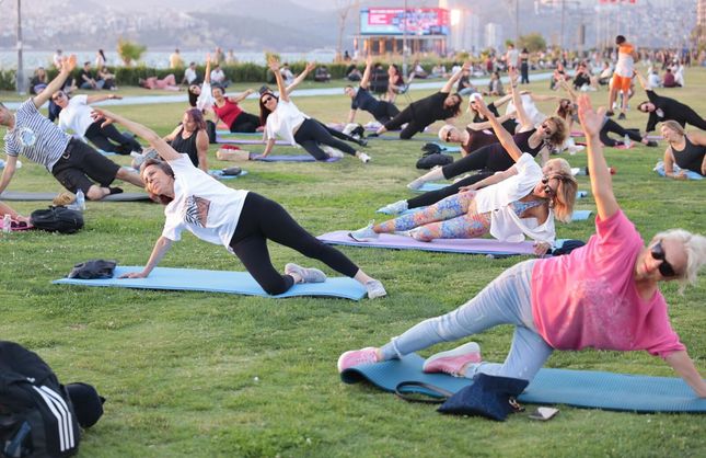 Konak’ta Kordon’da gün batımı eşliğinde spor etkinliği: Genç ruh, mutlu beden