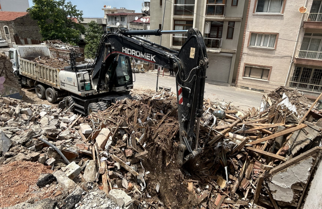 Konak'ta metruk bina yıkımları tam gaz devam ediyor