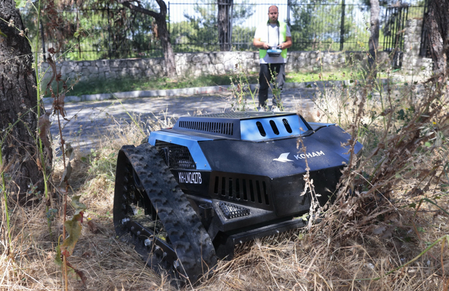 Konak'tan teknolojik adım: Ot biçme robotu sahada
