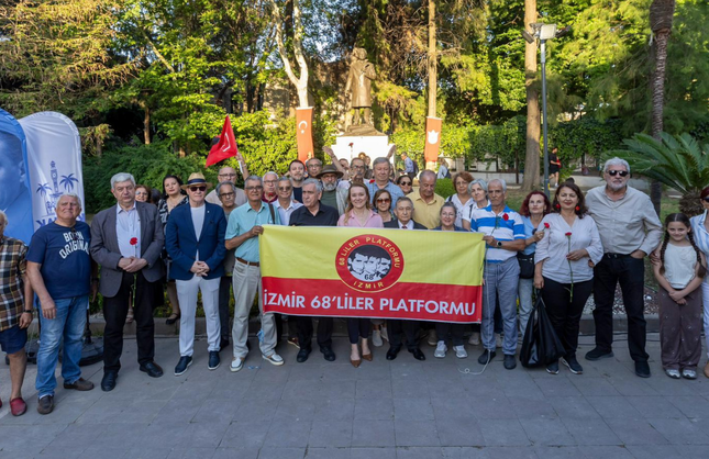 Nazım Hikmet Konak'ta heykeli başında düzenlenen törenle anıldı