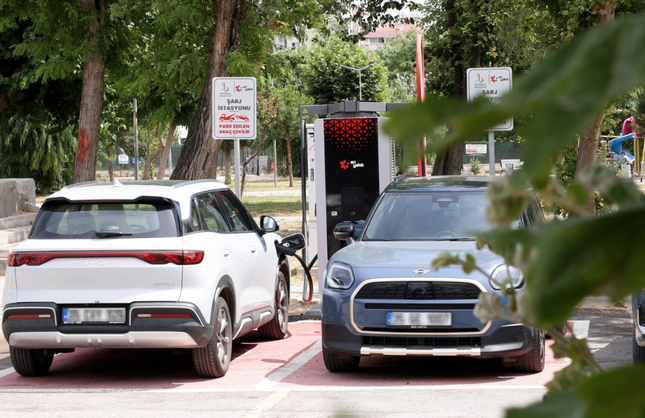 Bayraklı’da elektrikli araçlara 20 yeni şarj ünitesi hizmete girdi