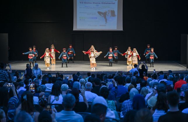 Bornova’da kursiyerlerden görsel şölen: "Dansın Renkleri” büyüledi