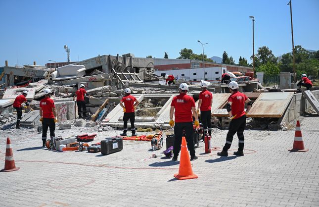 Bornova BAK ekibi afetlere karşı hazır: Enkazda saniyelerle yarışıyor
