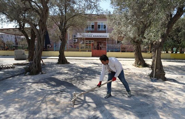 Menderes’te okul önü düzenlemesi: Kilit parke yol ve otopark yapıldı