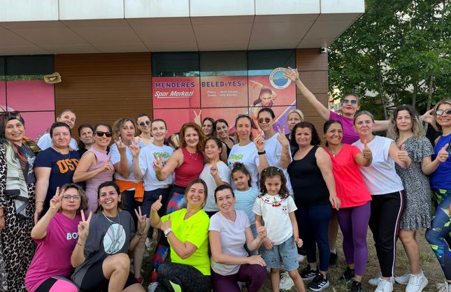 Menderes’te zumba coşkusu: Kadınlar spor ve dansla buluşuyor