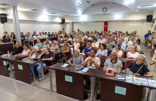 Karşıyaka’da kentsel dönüşüm masaya yatırıldı: Vatandaşlara uzmanlardan yol haritası