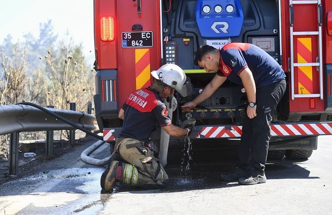 Bornova'daki orman yangınında fabrikaya sıçrayan alevler kontrol altına alındı