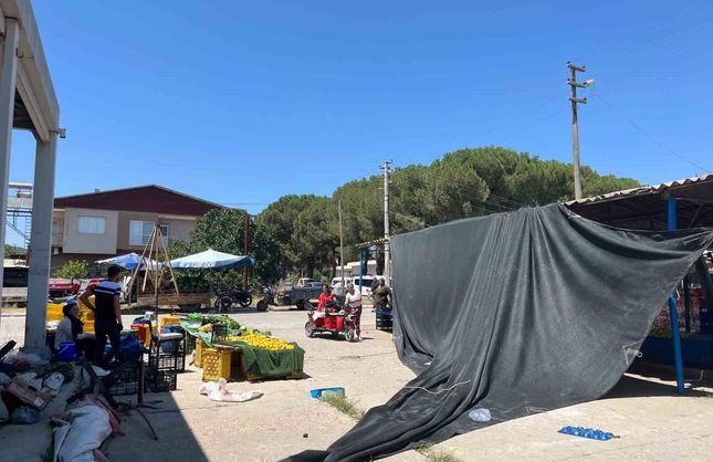 Bayındır’da pazar yerinde fırtına: Tezgahlar devrildi, ürünler savruldu
