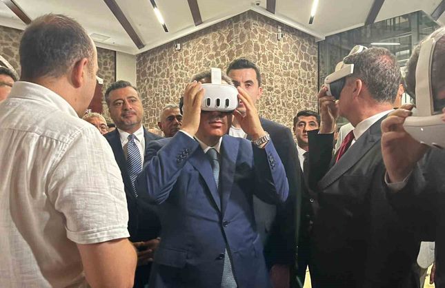 İzmir'de 15 Temmuz Dijital Deneyim Merkezi açıldı! Demokrasi mücadelesi VR teknolojisiyle anlatılıyor