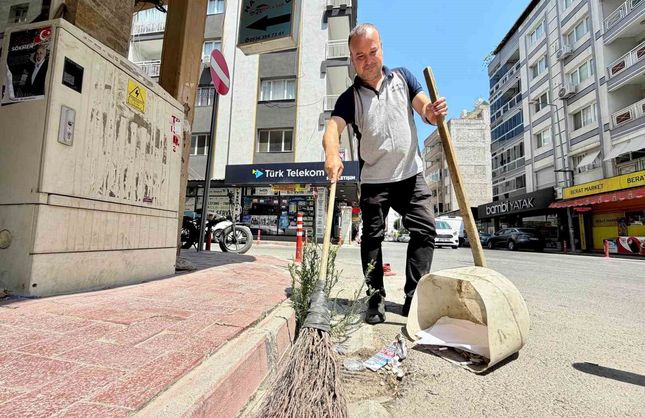 İzmir'de sokakları temizlerken şarkı söyleyen temizlik personeli sosyal medyada fenomen oldu