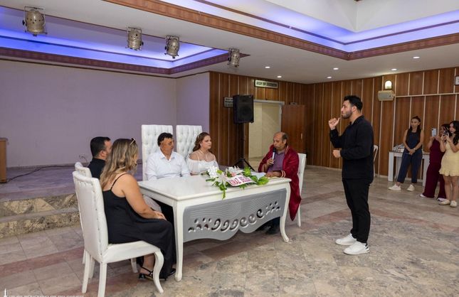 İşaret diliyle “evet” dediler: İzmir Büyükşehir'den sağır çifte tercüman desteği