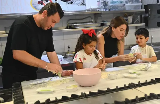 Bornova’da minik şefler mutfağa girdi! Çocuklara yaz tatilinde lezzetli eğitim