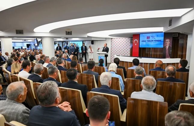 Menderes Belediyesi araç filosunu büyüttü: Yeni ekskavatör hizmete alındı