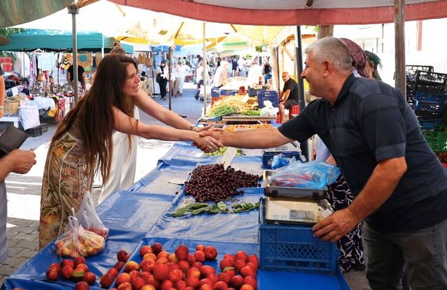 Çeşme Belediye Başkanı Lâl Denizli Alaçatı Pazarı’nda esnaf ve vatandaşlarla buluştu
