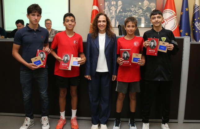 Başkan Ünsal'dan Karşıyaka'nın altın çocuklarına ödül