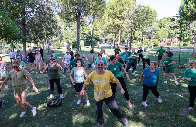 Buca'da Dünya Doğa Koruma Günü'nde çevre dostu etkinlik: Zeytin fidanları toprakla buluştu