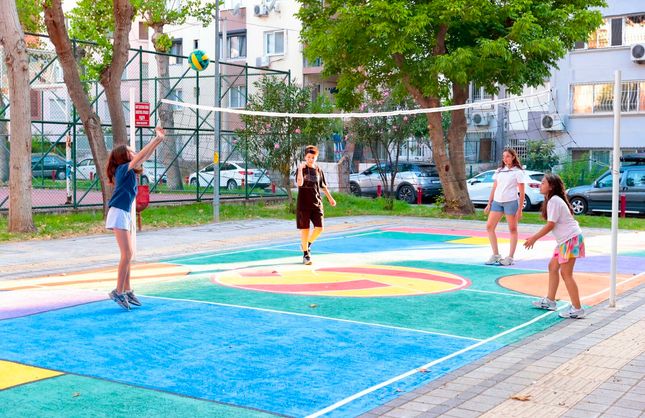 Çocukların talebi gerçekleşti: Konak’taki parka yeni voleybol sahası yapıldı