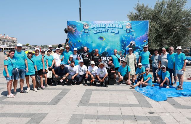 Foça’da denizden çıkan atıklar sergilendi: Denizden çıkanlar insanlığın izleri