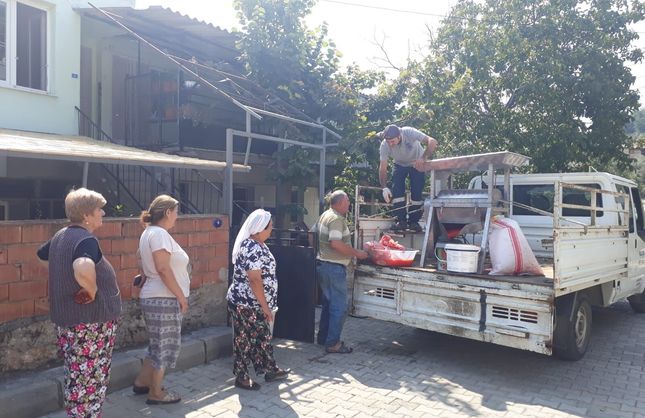 Efes Selçuk'ta salça mesaisi başlıyor: Salça sıkım makinesi mahalle mahalle hizmet verecek