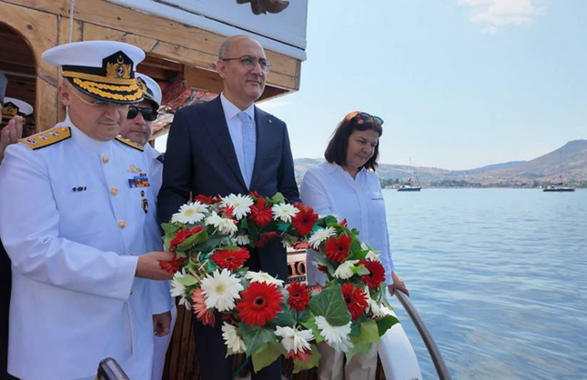 Denizcilik ve Kabotaj Bayramı'nın 100. yılı Foça'da törenle kutlandı