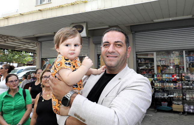 Narlıdere Belediyesi’nden yeni doğan bebeklere “Anne Bebek Çantası” desteği