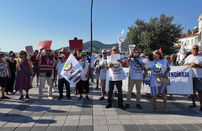 Foça’da emekliler maaş zamlarını protesto etti