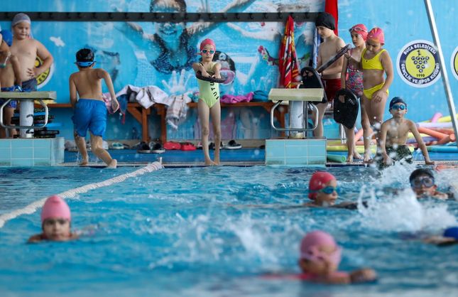 Buca’da minik yüzücüler yetişiyor: Çocuklar sporla buluşuyor