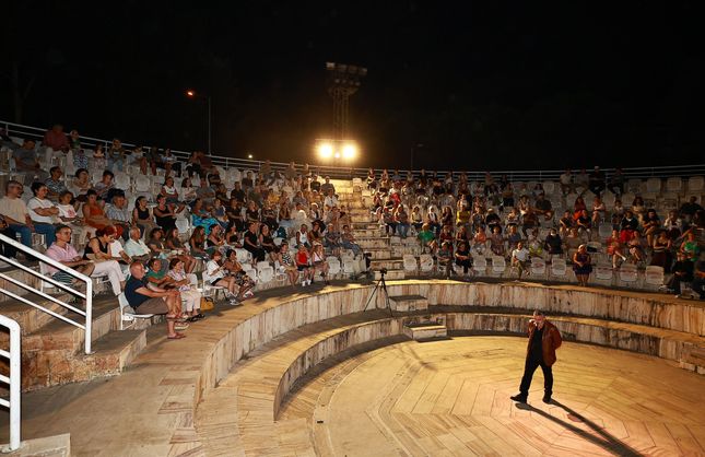 Efes Selçuk'ta tiyatro gecesi! "Haybeden Gerçeküstü Aşk" izleyiciden tam not aldı