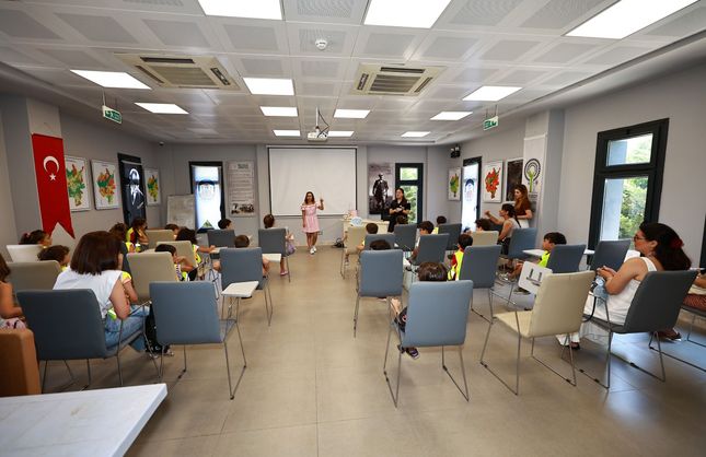 Efes Selçuk’ta çocuklar toprakla buluştu: Yaz tarım okulu tamamlandı