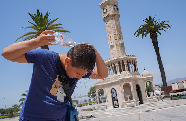 İzmir’de yaz şaşırtacak: Geçen yıl 43 dereceydi, bu yıl bakın ne bekleniyor
