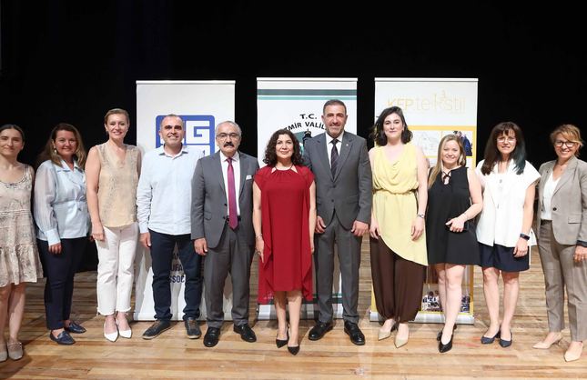 İzmir’de kadın moda girişimcileri ilk tasarımlarını podyuma taşıdı