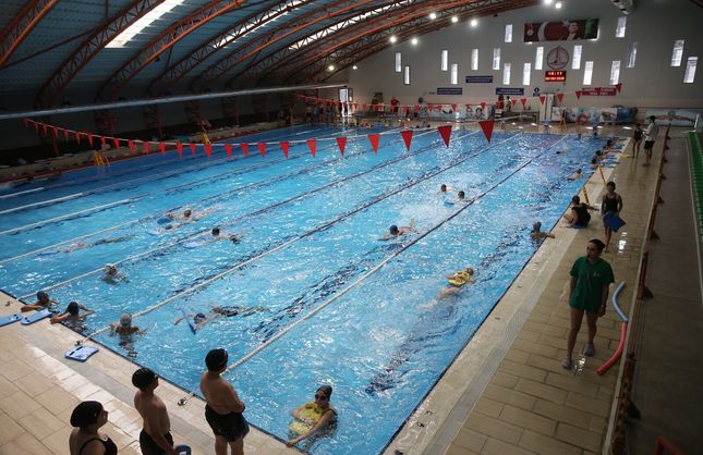 Karşıyaka Belediyesi'nin yüzme havuzu yazın ilgi odağı oldu
