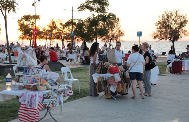 Konak'ta kadın emeği kazanca dönüşüyor! Gece Kermesi'nde stant sayısı 150'ye ulaştı
