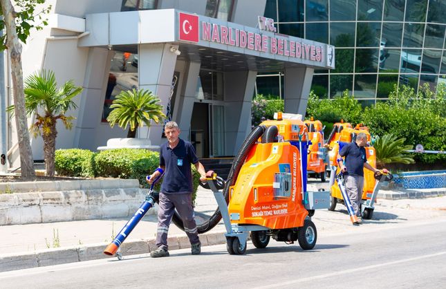 Narlıdere’de temizlik filosuna yeni güç: Akülü süpürgeler görev başında