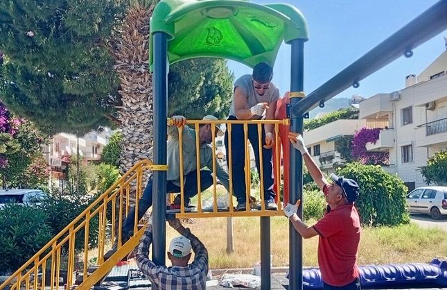 Menderes’te sahil parkları yenileniyor: Üç parkta oyun grupları değiştirildi