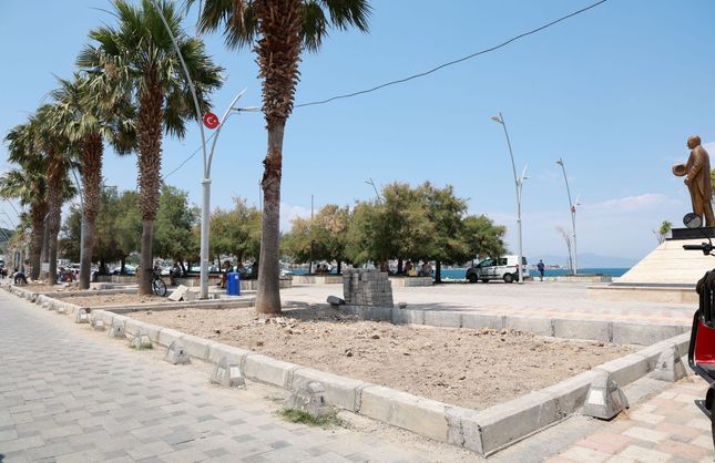 Yenifoça sahili yenileniyor: Foça Belediyesi çevre düzenleme çalışmalarına başladı
