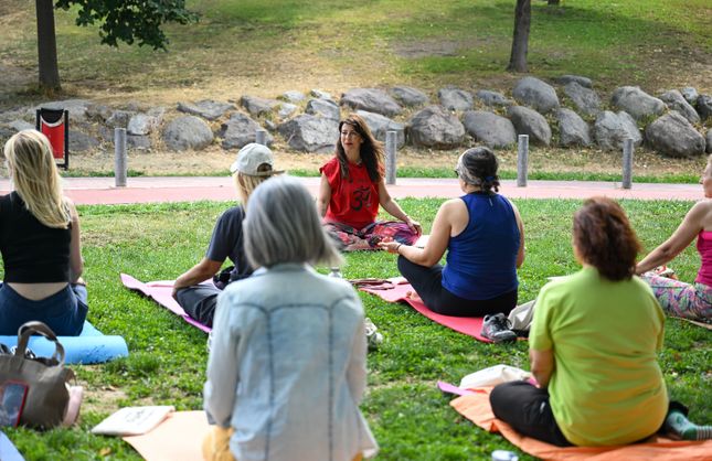 Bornova’da kadınlar doğayla buluştu: Açık havada yoga ve meditasyon etkinliği düzenlendi