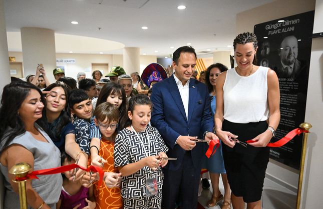 Bornova’da Güngör Dilmen’e vefa: Tiyatro Günleri muhteşem finalle tamamlandı