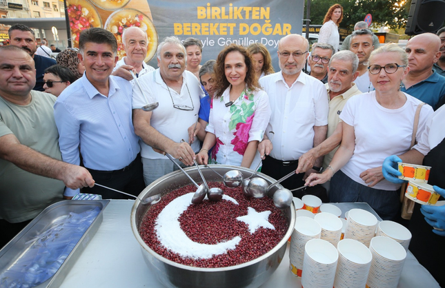 Yüzlerce Karşıyakalı aşurenin bereketini paylaştı