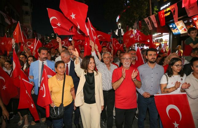 Karşıyaka Çarşısı 30 Ağustos’ta gelincik tarlasına döndü