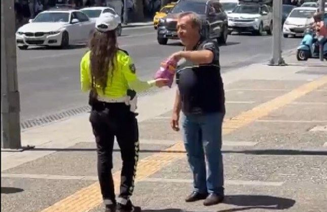 İzmir’de trafik polisinden kandil jesti: Vatandaşlara çikolata ikram etti