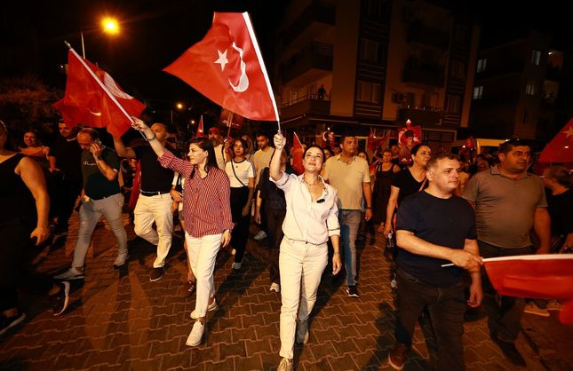 Efes Selçuk’ta 30 Ağustos coşkusu: Fener Alayı ve konserle kutlandı