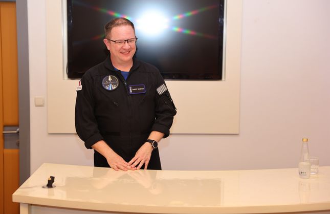 İzmir’de uzay heyecanı: Inspiration4 astronotu Chris Sembroski çocuklarla buluştu!