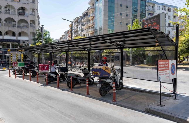 Bornova'dan sıcak ve yağmura karşı çözüm: Motokuryeler ve vatandaşlar için gölgelik uygulaması