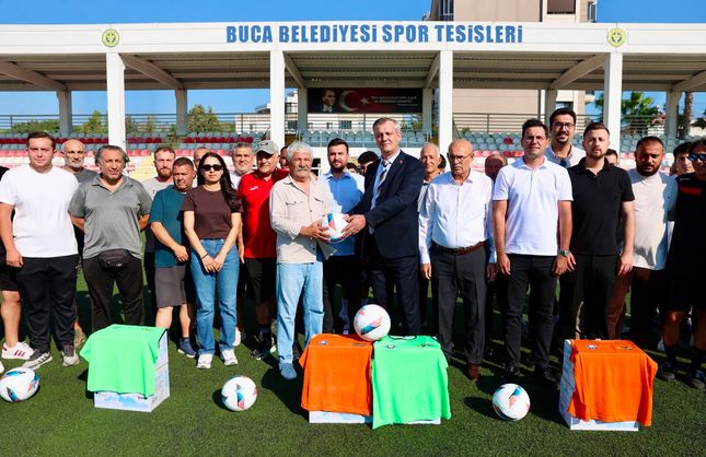Buca’da amatör futbol kulüplerine destek: Spor malzemeleri dağıtıldı