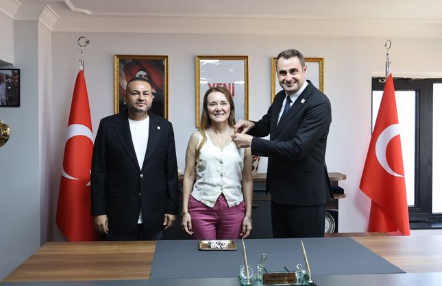 YENİ Parti İzmir’de büyüyor: Başkan Mutlu ve 19 meclis üyesi rozet taktı