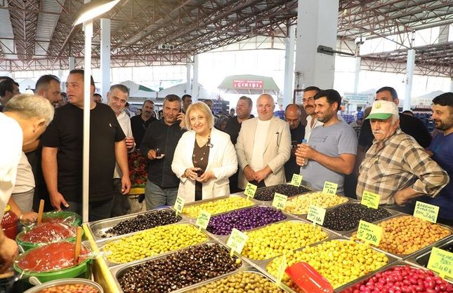 Menderes’te Asuman Şen sahaya indi: İlk durak pazar yeri oldu