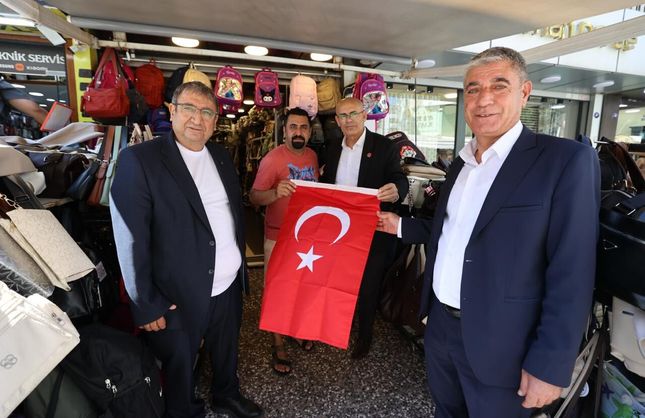 Buca'da 30 Ağustos coşkusu büyüyor: Esnafa bayrak dağıtıldı