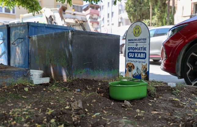 Buca'da parklara otomatik su kapları yerleştirildi